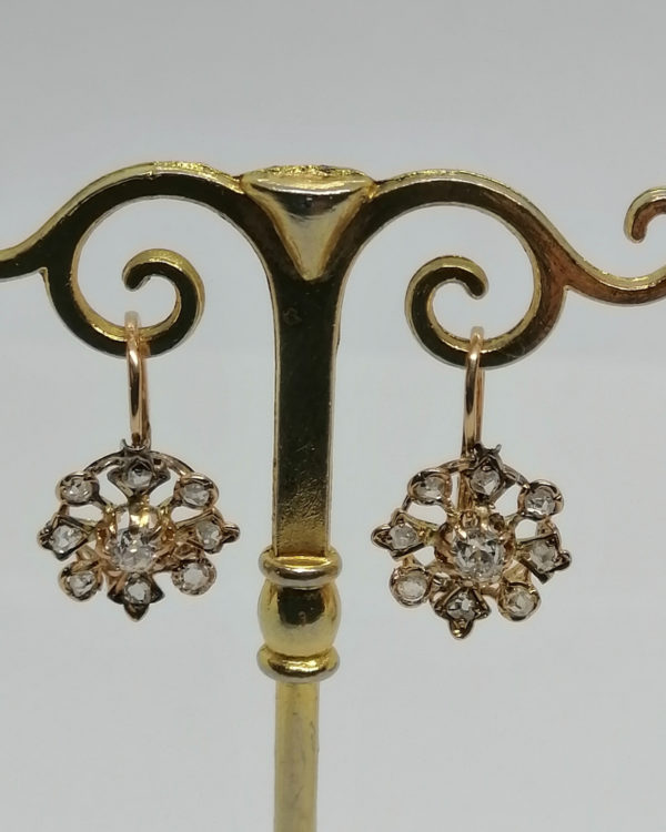 Boucles d'oreilles en or rosé et pavage de diamants, vers 1900. – Image 4