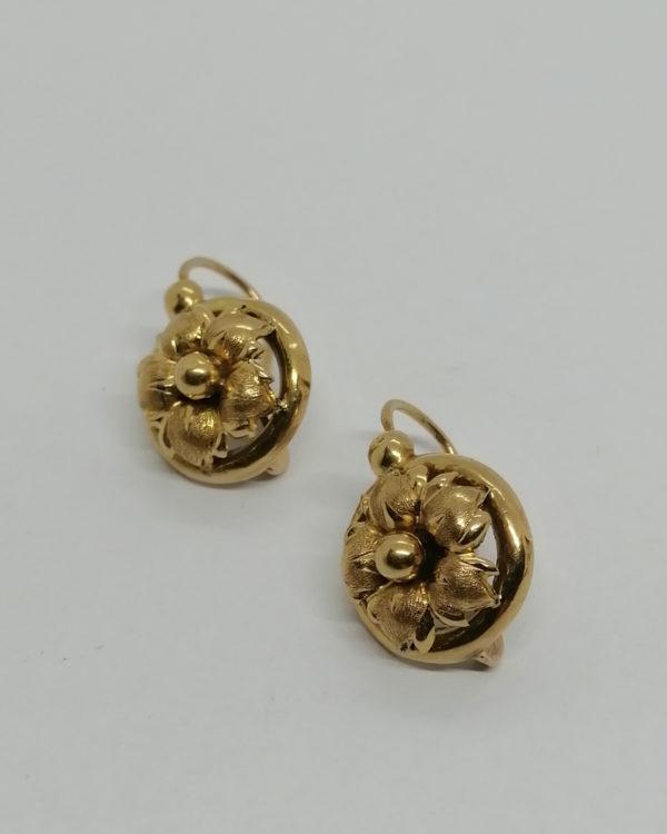 Boucles d'oreilles en or, grosse dormeuse, fleur en repoussée, vers 1900-20.