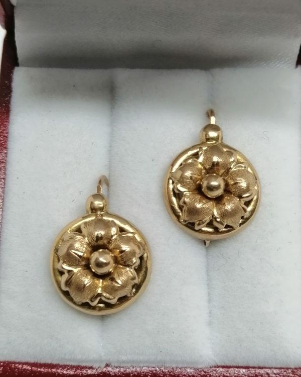 Boucles d'oreilles en or, grosse dormeuse, fleur en repoussée, vers 1900-20. – Image 2