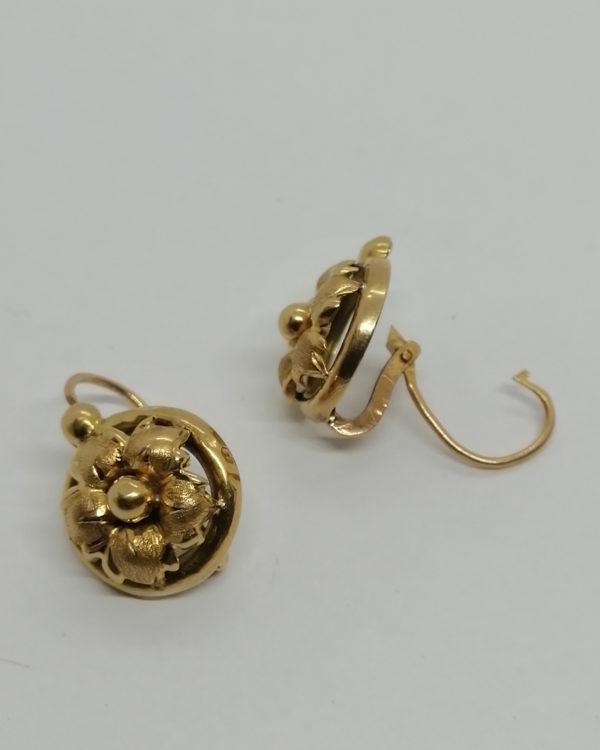 Boucles d'oreilles en or, grosse dormeuse, fleur en repoussée, vers 1900-20. – Image 3