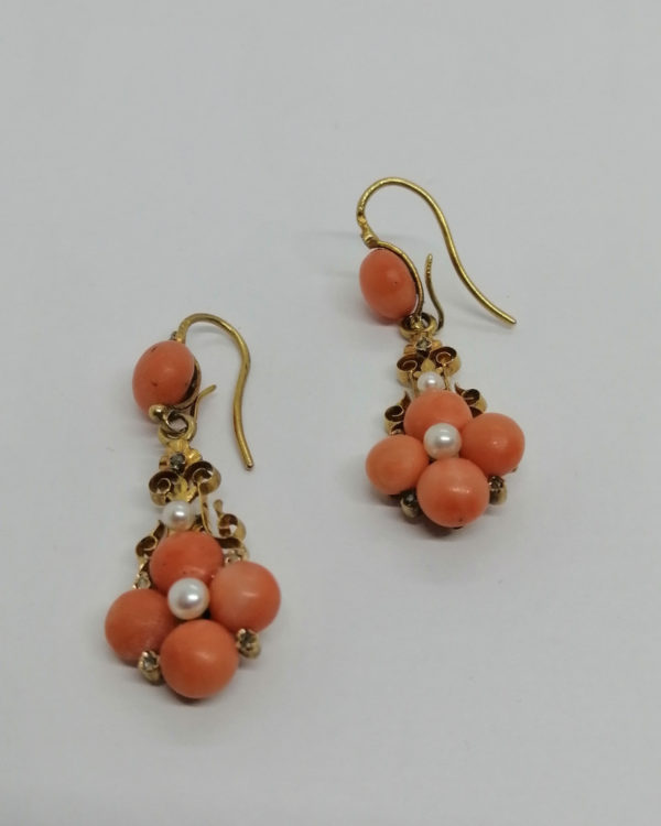 Boucles d'oreilles en or, pendantes avec boules de corails, perles fines, roses de diamants, Napoléon III.