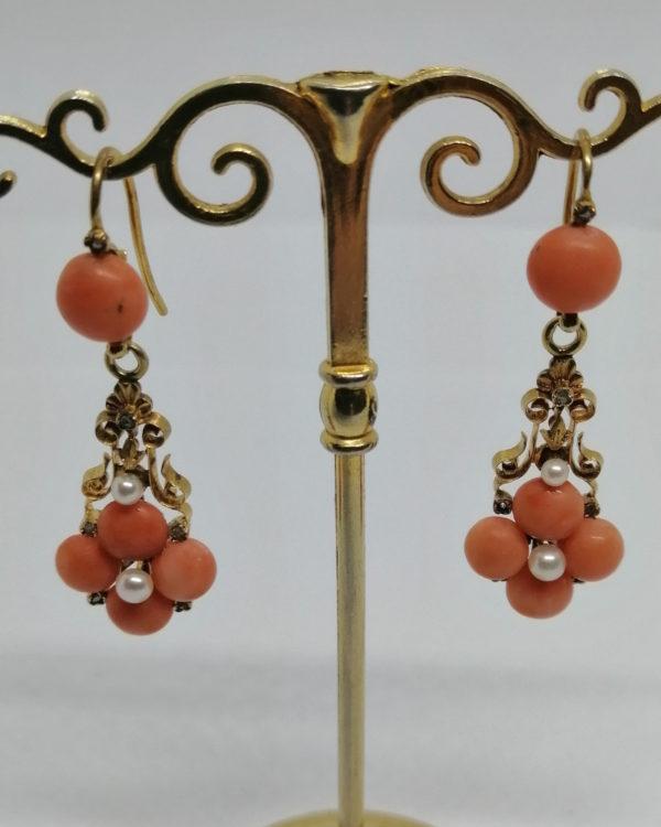 Boucles d'oreilles en or, pendantes avec boules de corails, perles fines, roses de diamants, Napoléon III. – Image 2