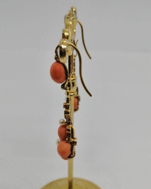 Boucles d'oreilles en or, pendantes avec boules de corails, perles fines, roses de diamants, Napoléon III. – Image 3