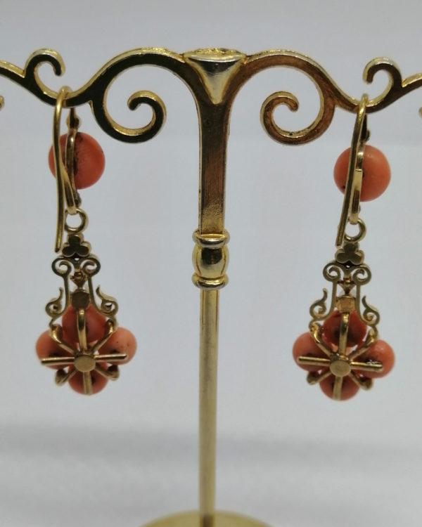 Boucles d'oreilles en or, pendantes avec boules de corails, perles fines, roses de diamants, Napoléon III. – Image 4