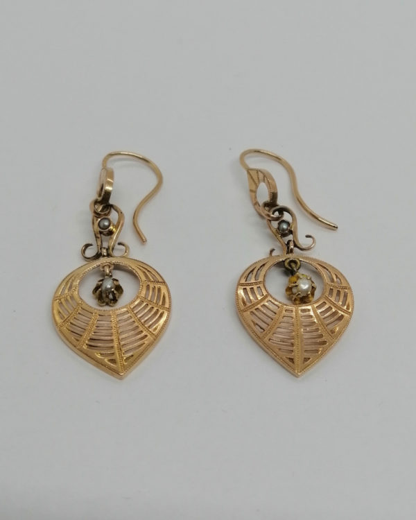 Boucles d'oreilles pendantes en or rosé et façon toile d'arraignée, vers 1880.