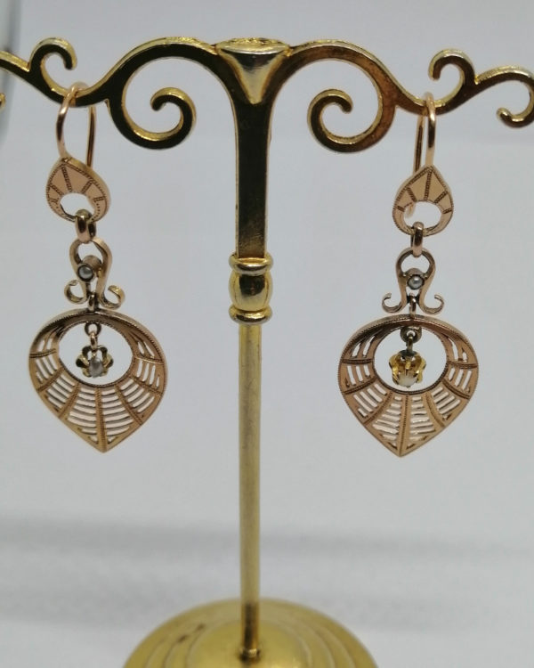 Boucles d'oreilles pendantes en or rosé et façon toile d'arraignée, vers 1880. – Image 2