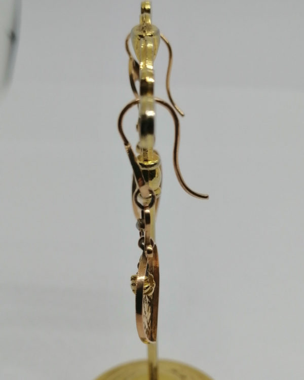 Boucles d'oreilles pendantes en or rosé et façon toile d'arraignée, vers 1880. – Image 3