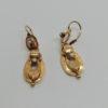 Boucles d'oreilles en or rosé, pendantes avec demi-perles fines, vers 1870.