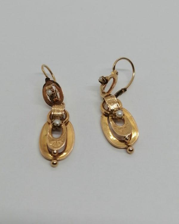 Boucles d'oreilles en or rosé, pendantes avec demi-perles fines, vers 1870.