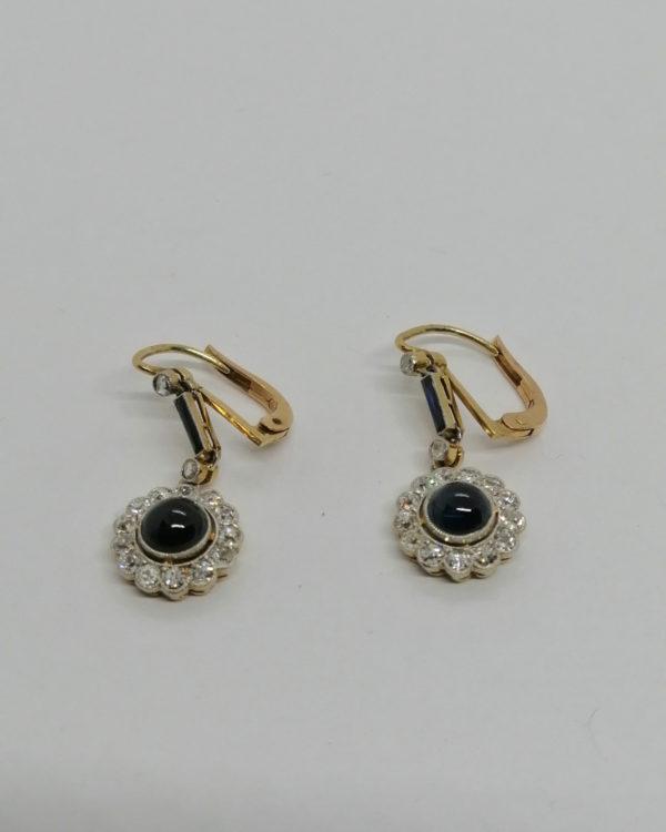 Boucles d'oreilles pendantes, en or et sertie platine, saphirs cabochons et diamants, 1925-30, Art Déco.