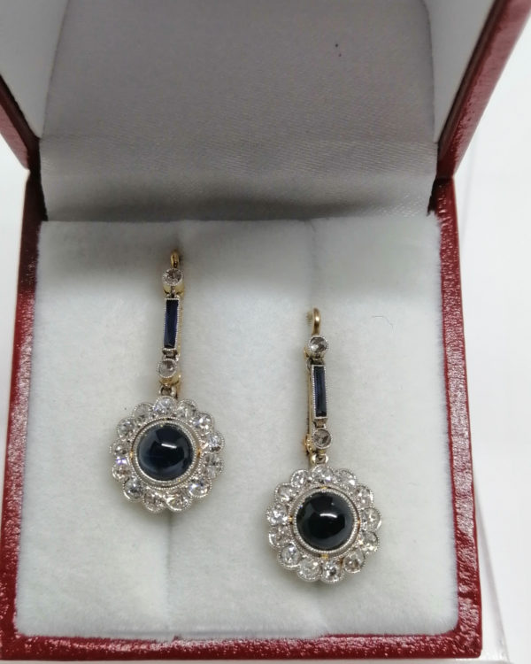 Boucles d'oreilles pendantes, en or et sertie platine, saphirs cabochons et diamants, 1925-30, Art Déco. – Image 2