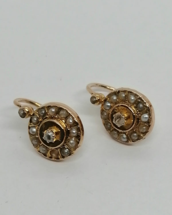 Boucles d'oreilles en or, pavage demi-perles fines et rose de diamant, vers 1900.