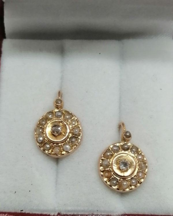 Boucles d'oreilles en or, pavage demi-perles fines et rose de diamant, vers 1900. – Image 2