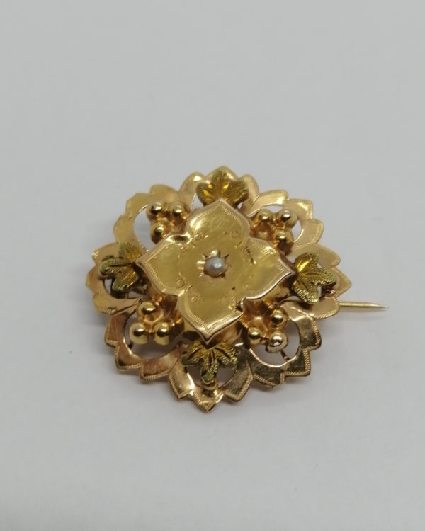 Broche en or rosé et vert, ajourée et demi-perle fine, vers 1880.