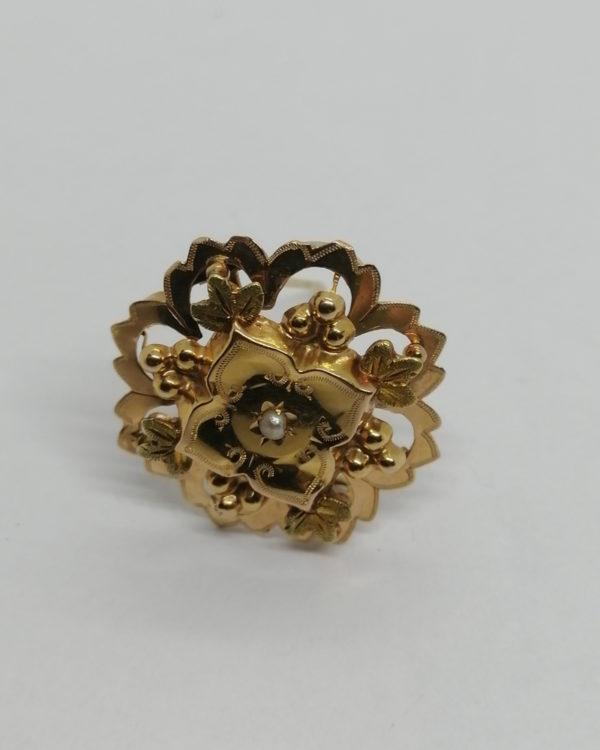 Broche en or rosé et vert, ajourée et demi-perle fine, vers 1880. – Image 2