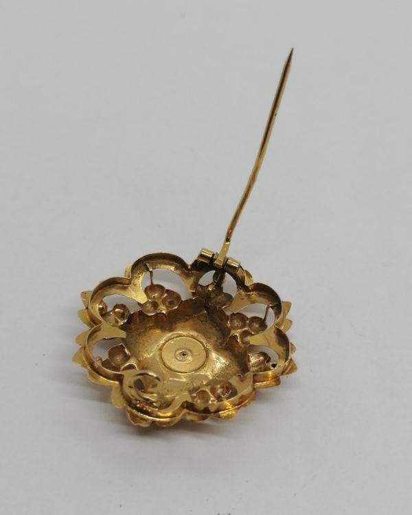 Broche en or rosé et vert, ajourée et demi-perle fine, vers 1880. – Image 3