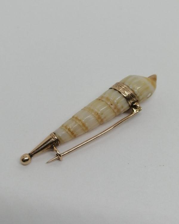 Broche or 14ct, cerclage décoré et coquillage naturel, vers 1900-20. – Image 2