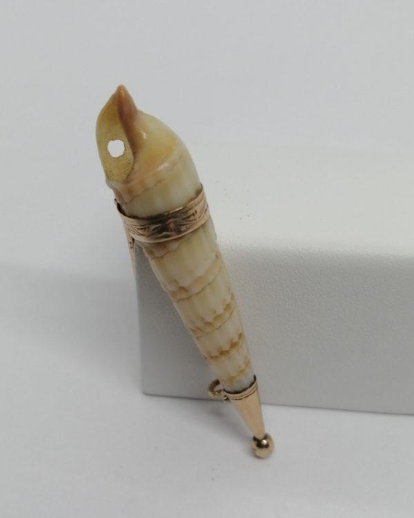 Broche or 14ct, cerclage décoré et coquillage naturel, vers 1900-20. – Image 3