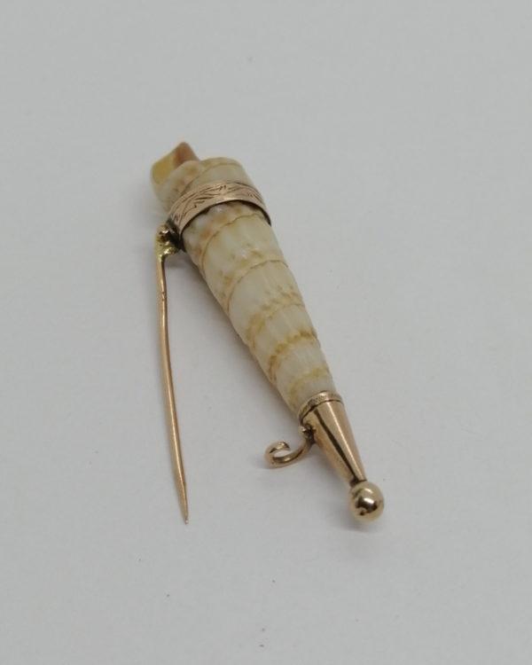 Broche or 14ct, cerclage décoré et coquillage naturel, vers 1900-20. – Image 4
