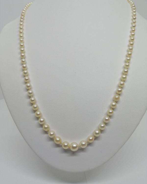 Collier fermoir or gris et diamants, chute de 93 perles de culture, 1930.