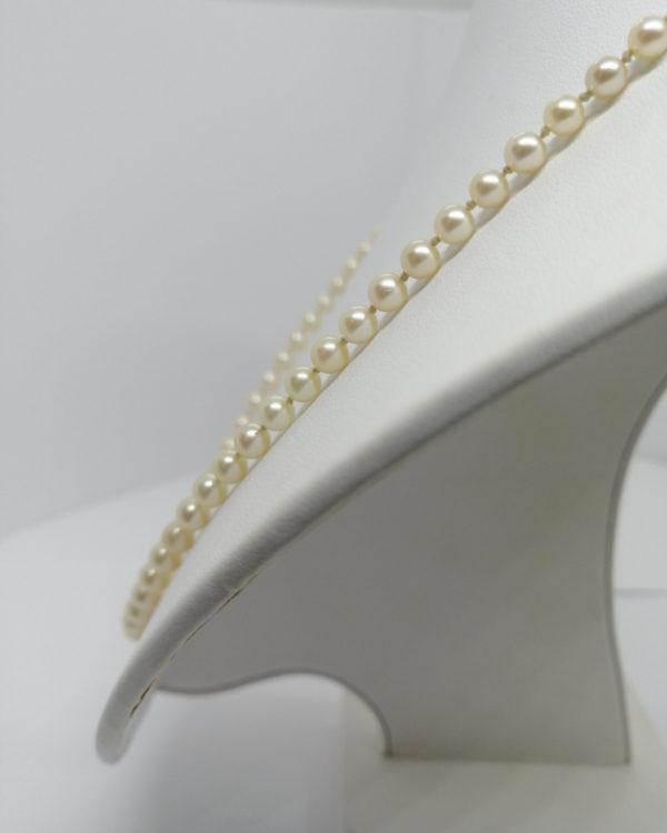 Collier fermoir or gris et diamants, chute de 93 perles de culture, 1930. – Image 2