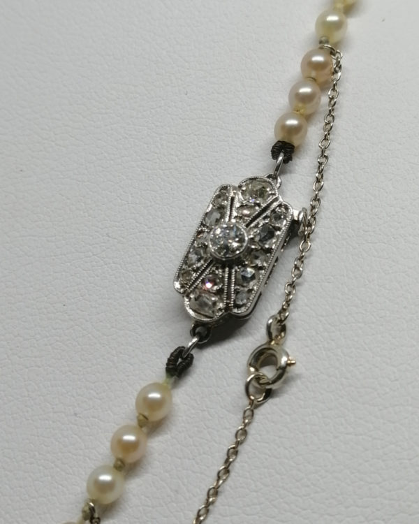 Collier fermoir or gris et diamants, chute de 93 perles de culture, 1930. – Image 3