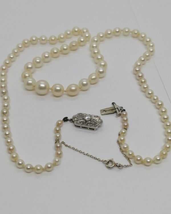 Collier fermoir or gris et diamants, chute de 93 perles de culture, 1930. – Image 4