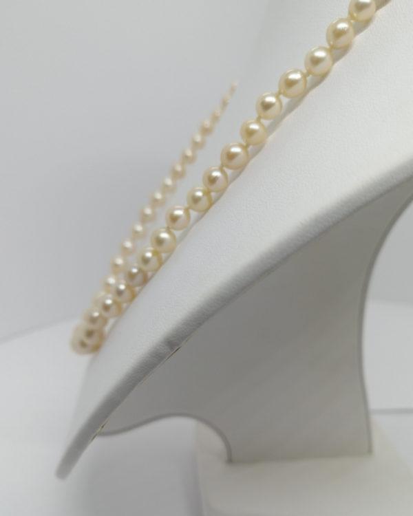 Collier fermoir or, chute de 77 perles de culture naturelles, vers 1940-60. – Image 3