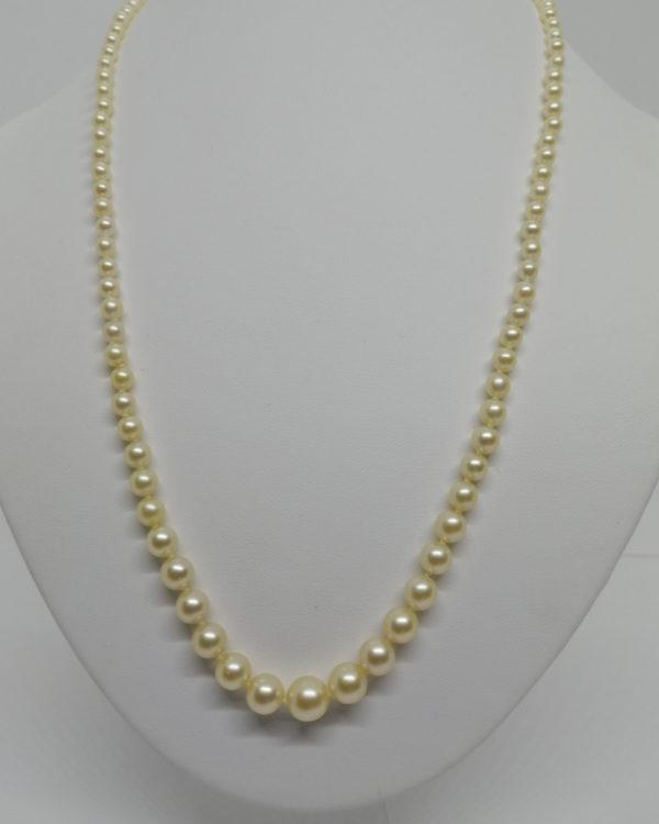 Collier fermoir or, chute de 102 perles de culture, 1960-80.