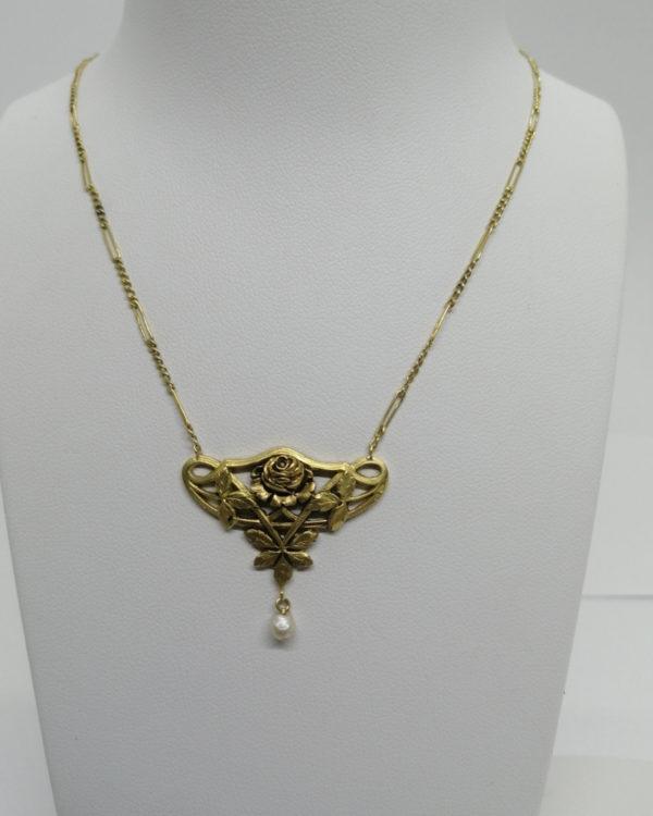 Collier or jaune, pendant ondulant et ajouré, rose trémière et feuillage, Art Nouveau, vers 1900.