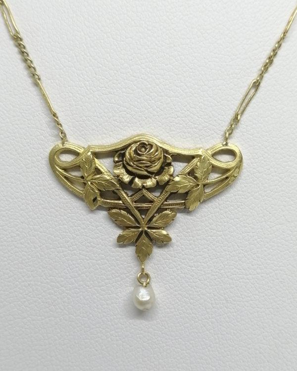 Collier or jaune, pendant ondulant et ajouré, rose trémière et feuillage, Art Nouveau, vers 1900. – Image 2