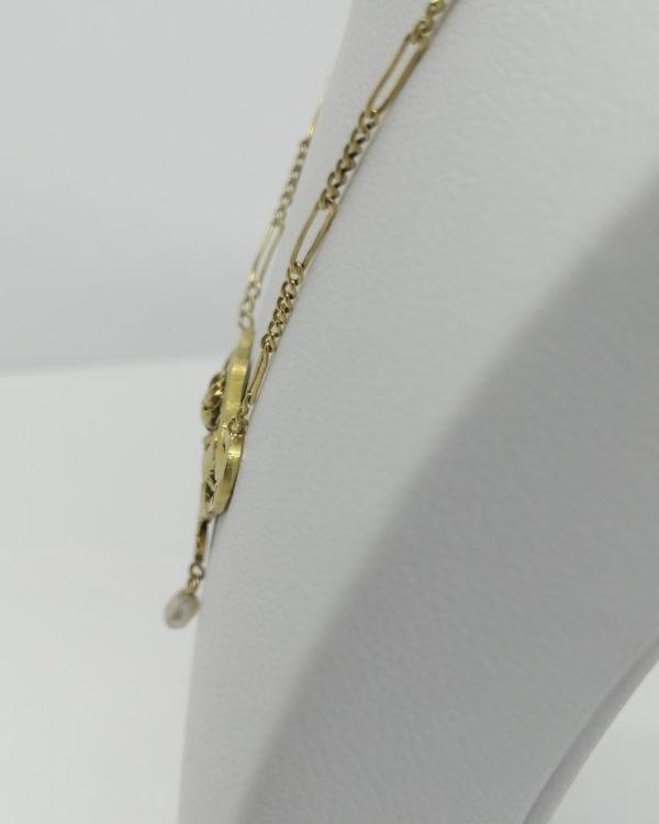 Collier or jaune, pendant ondulant et ajouré, rose trémière et feuillage, Art Nouveau, vers 1900. – Image 3