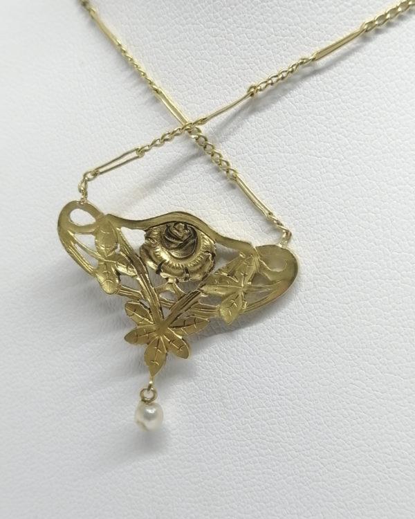Collier or jaune, pendant ondulant et ajouré, rose trémière et feuillage, Art Nouveau, vers 1900. – Image 4