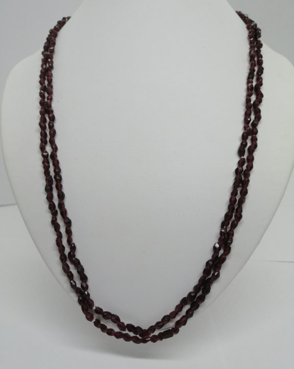 Collier fermoir or émaillé, chute de grenats taillés en facettes, 1809-1817.