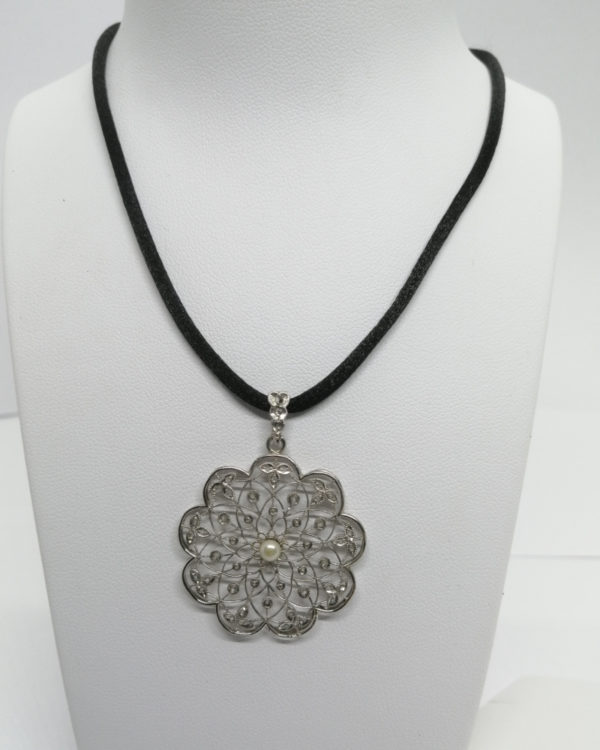 Pendentif or gris et sertie platine, rosace pavée de roses de diamants, perle fine, 1930, Art Déco.