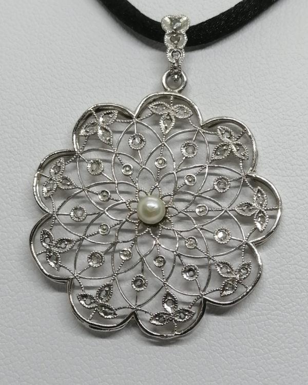 Pendentif or gris et sertie platine, rosace pavée de roses de diamants, perle fine, 1930, Art Déco. – Image 3