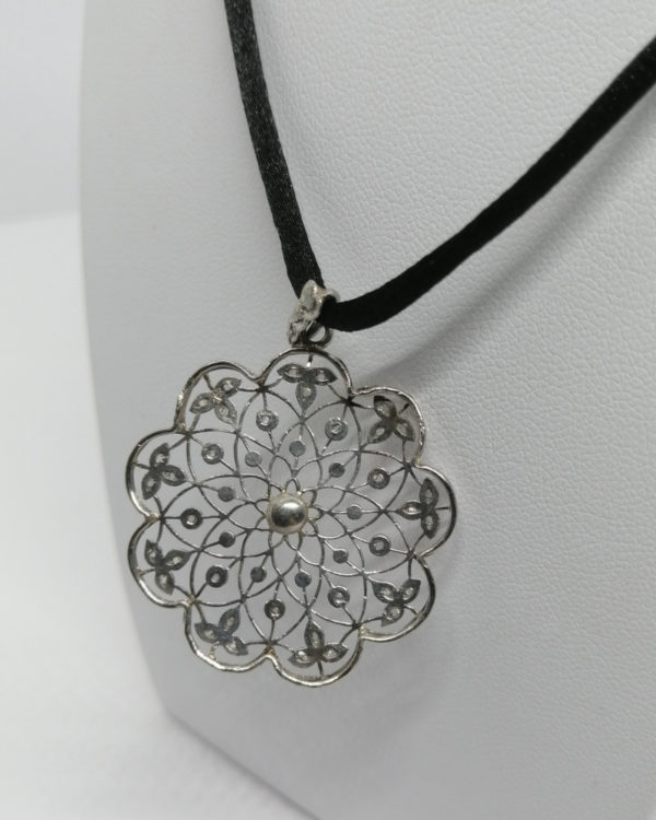 Pendentif or gris et sertie platine, rosace pavée de roses de diamants, perle fine, 1930, Art Déco. – Image 5