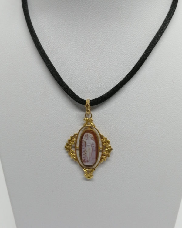 Pendentif or, camée agate, muse et feuillagé, vers 1900, Art Nouveau.