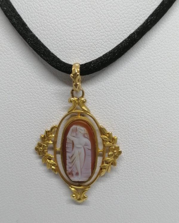 Pendentif or, camée agate, muse et feuillagé, vers 1900, Art Nouveau. – Image 2