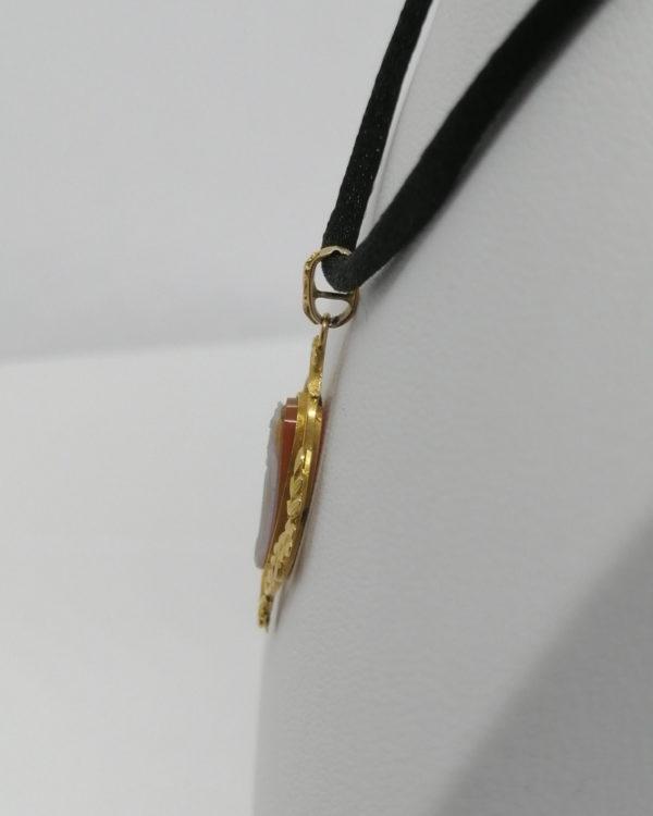 Pendentif or, camée agate, muse et feuillagé, vers 1900, Art Nouveau. – Image 3