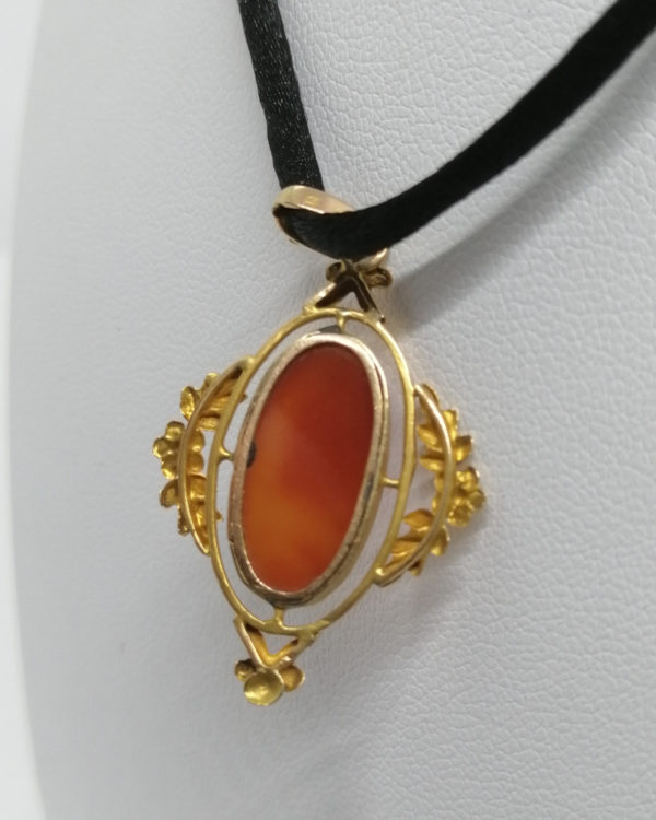 Pendentif or, camée agate, muse et feuillagé, vers 1900, Art Nouveau. – Image 4