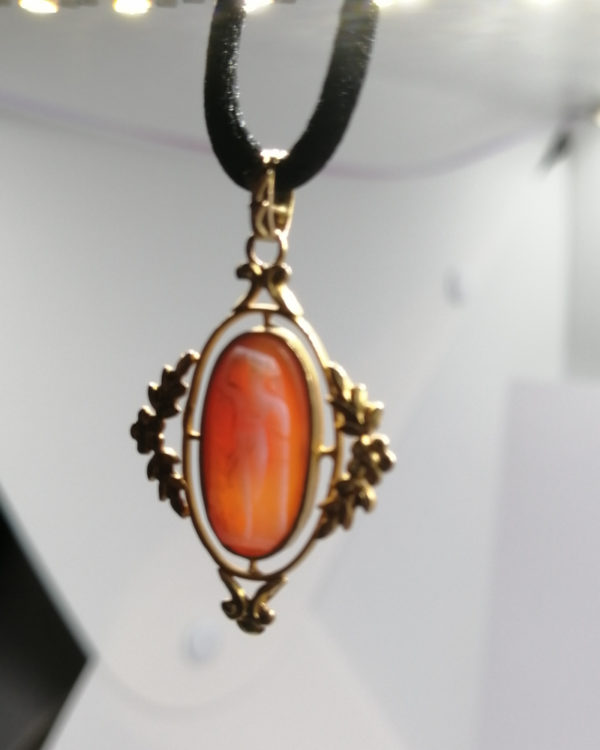 Pendentif or, camée agate, muse et feuillagé, vers 1900, Art Nouveau. – Image 5