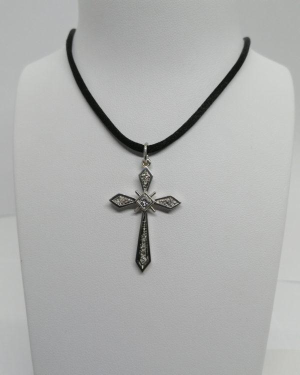 Pendentif platine, croix avec pavage de diamants, vers 1930.