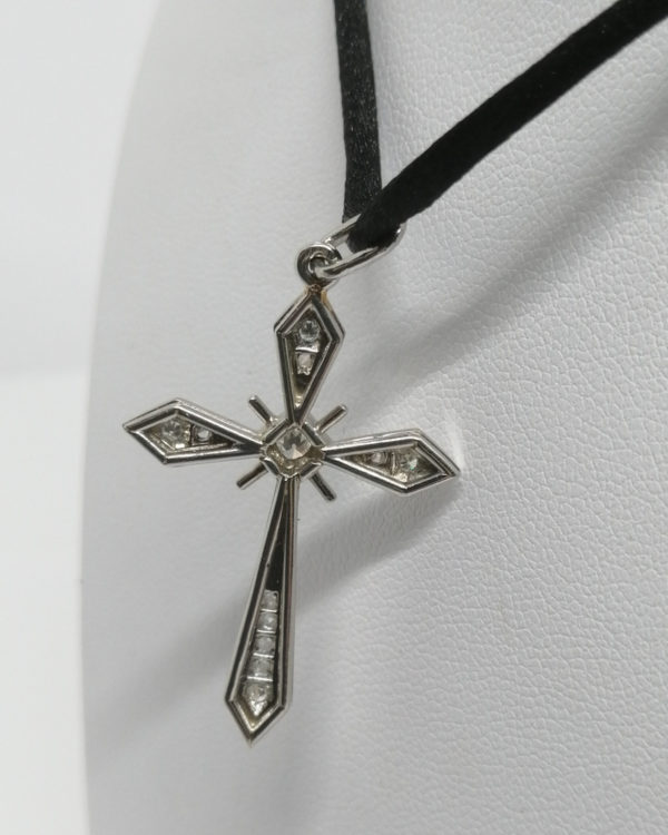Pendentif platine, croix avec pavage de diamants, vers 1930. – Image 4