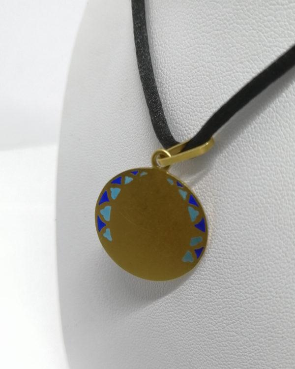Pendentif or jaune, médaille avec angelot et émail plique à jour, vers 1900. – Image 3