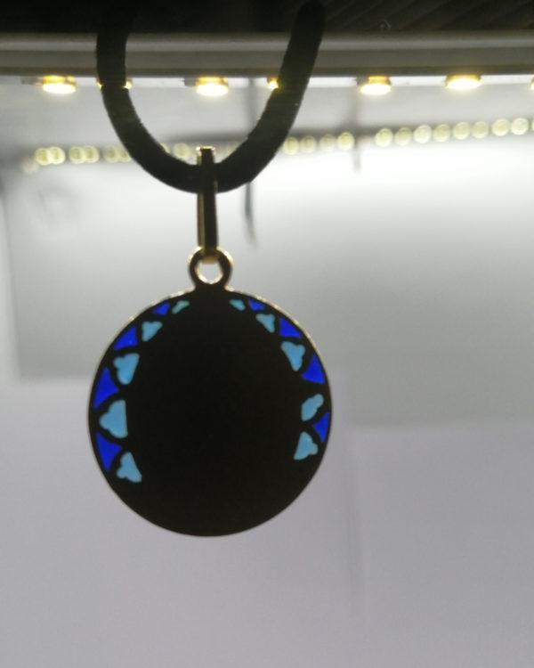 Pendentif or jaune, médaille avec angelot et émail plique à jour, vers 1900. – Image 4