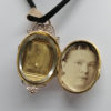 Pendentif or rosé, cassolette, porte-photo, pavage de demi-perles fines et turquoises, vers 1860-80. – Image 4