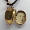 Pendentif or rosé, cassolette, porte-photo, pavage de demi-perles fines et turquoises, vers 1860-80. – Image 6