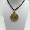Pendentif or jaune, double porte-photo, guilloché et diamants, vers 1920.