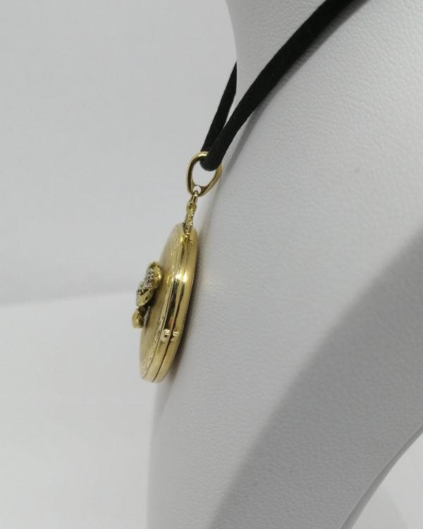 Pendentif or jaune, double porte-photo, guilloché et diamants, vers 1920. – Image 3